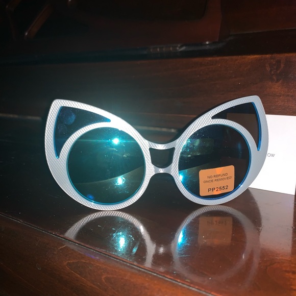 Linda Farrow, RARE, Opalescent Pearl Colored Cat Sunglasses, BNIB - Picture 6 of 6